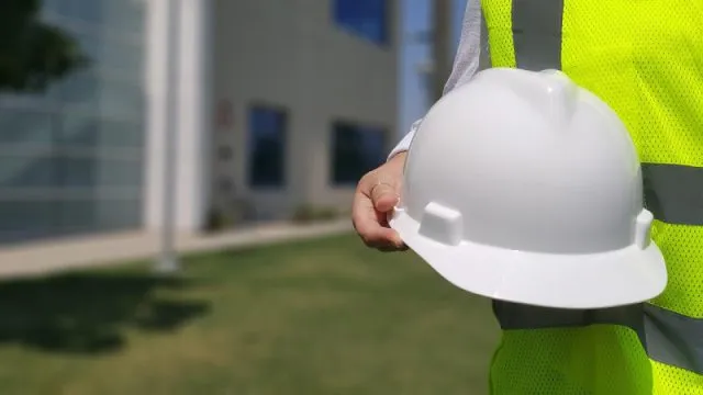 Bluza robocza z kapturem idealnym wyborem na chłodne dni
